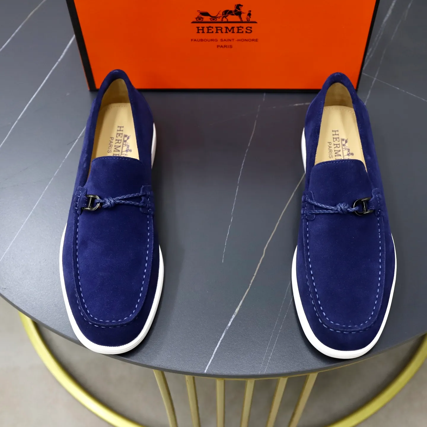 Ex-factory price: 540💰Hermès/Hermès slip-on men's shoes. This shoe is made of imported cow suede leather, with simple and smooth lines, and a 3CM rubber foam ultra-light sole combined with aerodynamic design! Youthful and fashionable, H button decoration, contrasting leather embellishment on the heel, calf lining to gently wrap your feet, with embossed logo cowhide feet, leather rock strips, casual and urban style, highlighting youthful vitality, sports and leisure version, super versatile Size number: 38-39-40-41-42-43-44 Standard leather shoe size (45 can be customized but does not support returns)